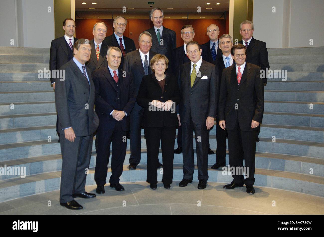 6 marzo 2006 - Berlino, GERMANIA - la cancelliera tedesca ANGELA MERKEL incontra la presidenza della Federazione dell'industria tedesca (BDI) prima dei colloqui in Cancelleria federale. NELLA FOTO (parte anteriore da sinistra): ThyssenKrupp AG CEO Dr.-Ing Dr. h.c. EKKEHARD D. SCHULZ, E.. ON AG CEO Dr. WULF H. BERNOTAT, Cancelliere tedesco ANGELA MERKEL, Presidente della Federazione dell'industria tedesca JUERGEN R. THUMANN, Presidente dell'Associazione dei produttori di automobili tedeschi Prof. Dr. BERND GOTTSCHALK, (dietro, sinistra): Membro del Consiglio di amministrazione BDI KLAUS BRAEUNIG, Dr. AREND OETKER Holding GmbH&Co managing partner Dr. AREND OETKER, BDI Chief Ex Foto Stock