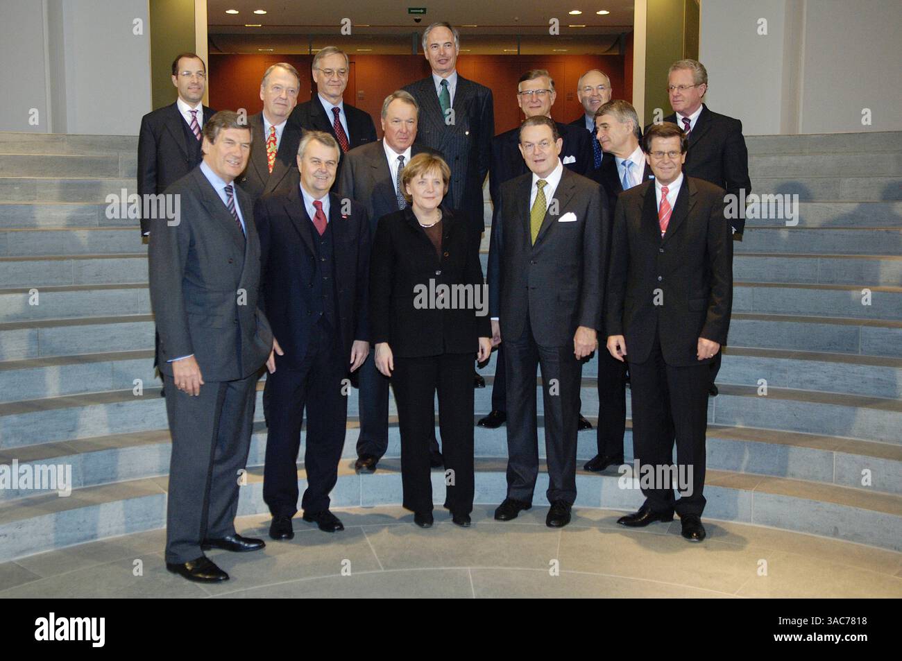 6 marzo 2006 - Berlino, GERMANIA - la cancelliera tedesca ANGELA MERKEL incontra la presidenza della Federazione dell'industria tedesca (BDI) prima dei colloqui in Cancelleria federale. NELLA FOTO (parte anteriore da sinistra): ThyssenKrupp AG CEO Dr.-Ing Dr. h.c. EKKEHARD D. SCHULZ, E.. ON AG CEO Dr. WULF H. BERNOTAT, Cancelliere tedesco ANGELA MERKEL, Presidente della Federazione dell'industria tedesca JUERGEN R. THUMANN, Presidente dell'Associazione dei produttori di automobili tedeschi Prof. Dr. BERND GOTTSCHALK, (dietro, sinistra): Membro del Consiglio di amministrazione BDI KLAUS BRAEUNIG, Dr. AREND OETKER Holding GmbH&Co managing partner Dr. AREND OETKER, BDI Chief Ex Foto Stock