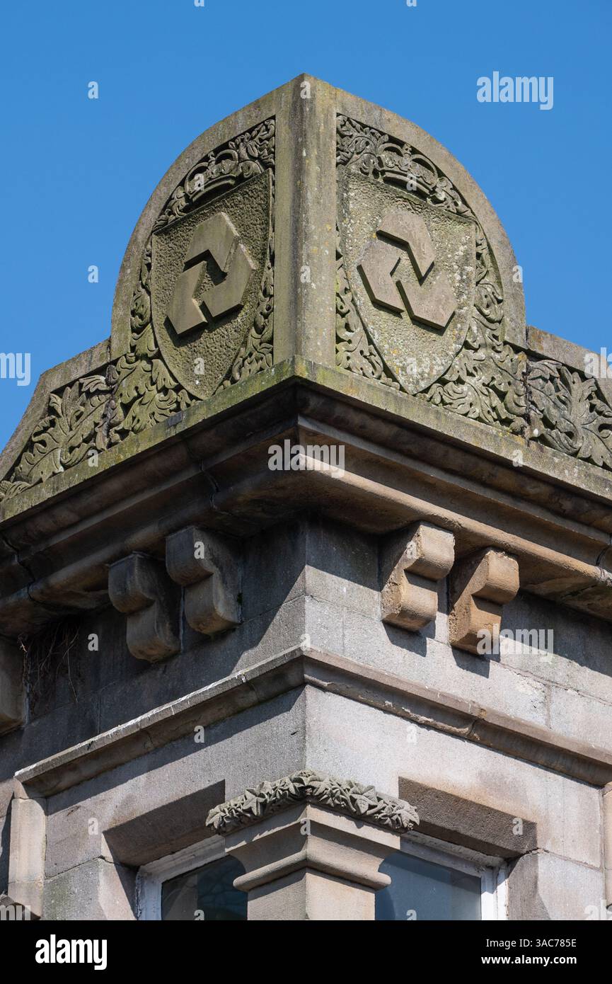 Il logo della National Westminster Bank in un ex edificio nel villaggio di Uppermill nel quartiere di Saddleworth, Greater Manchester. Foto Stock