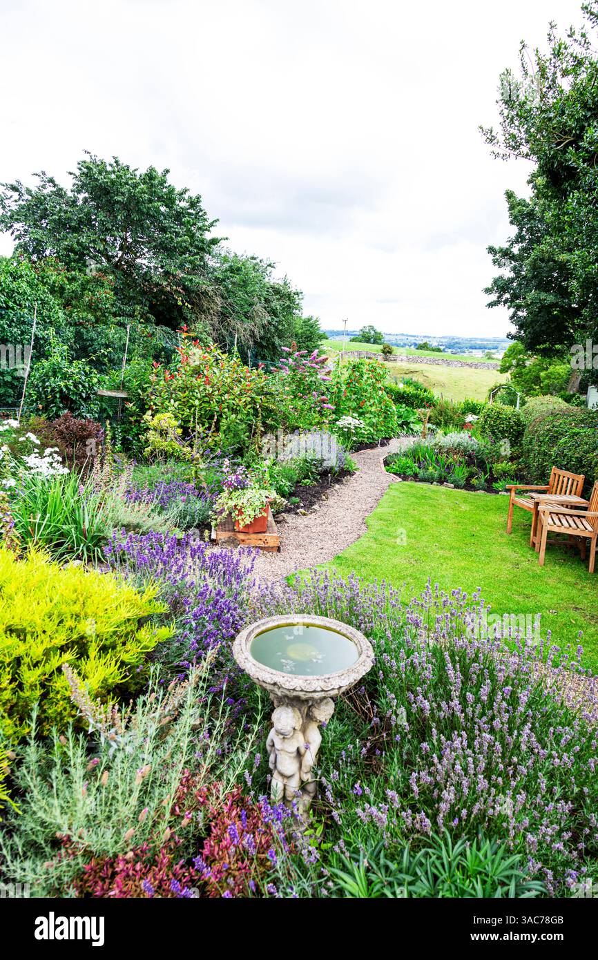 Tavolo per uccelli, giardino inglese, Yorkshire, Regno Unito, Inghilterra, sentiero per giardini, giardino di fiori, fiori da giardino, giardino piantato, tavola d'acqua per uccelli, piante da giardino, Foto Stock