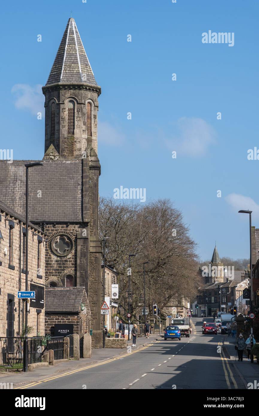 Una vista lungo High Street a Uppermill, nel quartiere Saddleworth di Greater Manchester. Foto Stock