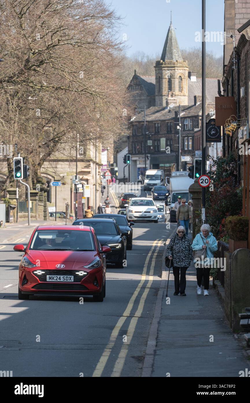 Una vista lungo High Street a Uppermill, nel quartiere Saddleworth di Greater Manchester. Foto Stock