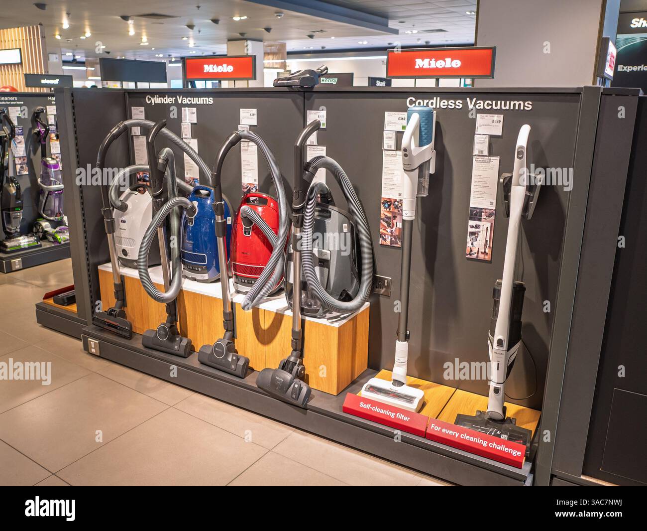 Aspirapolvere miele nella sezione elettrodomestici del grande magazzino John Lewis, Londra, Regno Unito Foto Stock