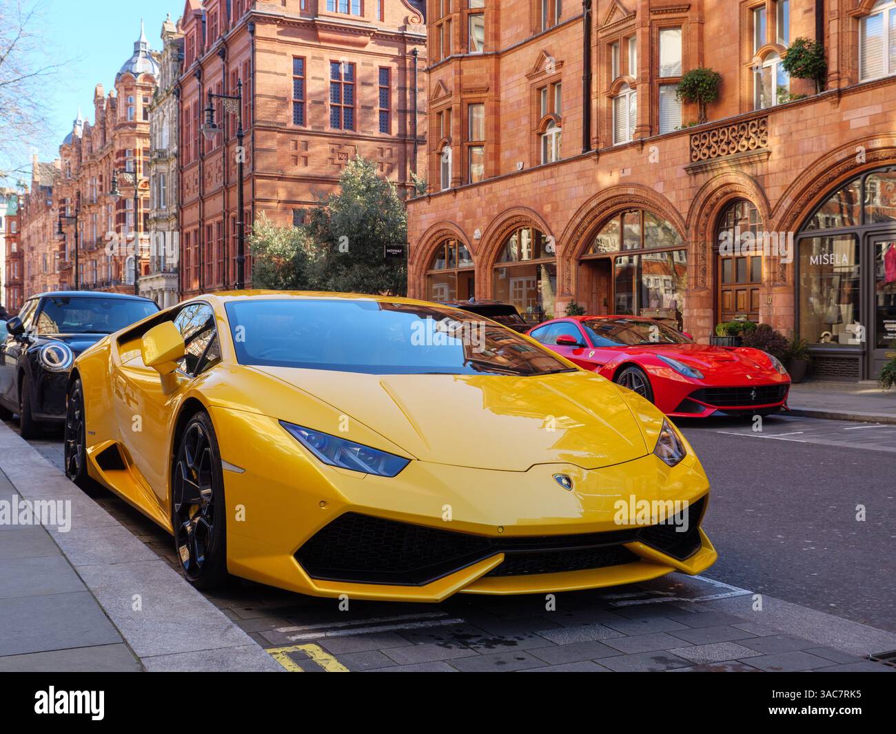 Lamborghini e Ferrari veloci auto sportive di lusso parcheggiate a Mount Street, Mayfair, Londra, UKcars Foto Stock