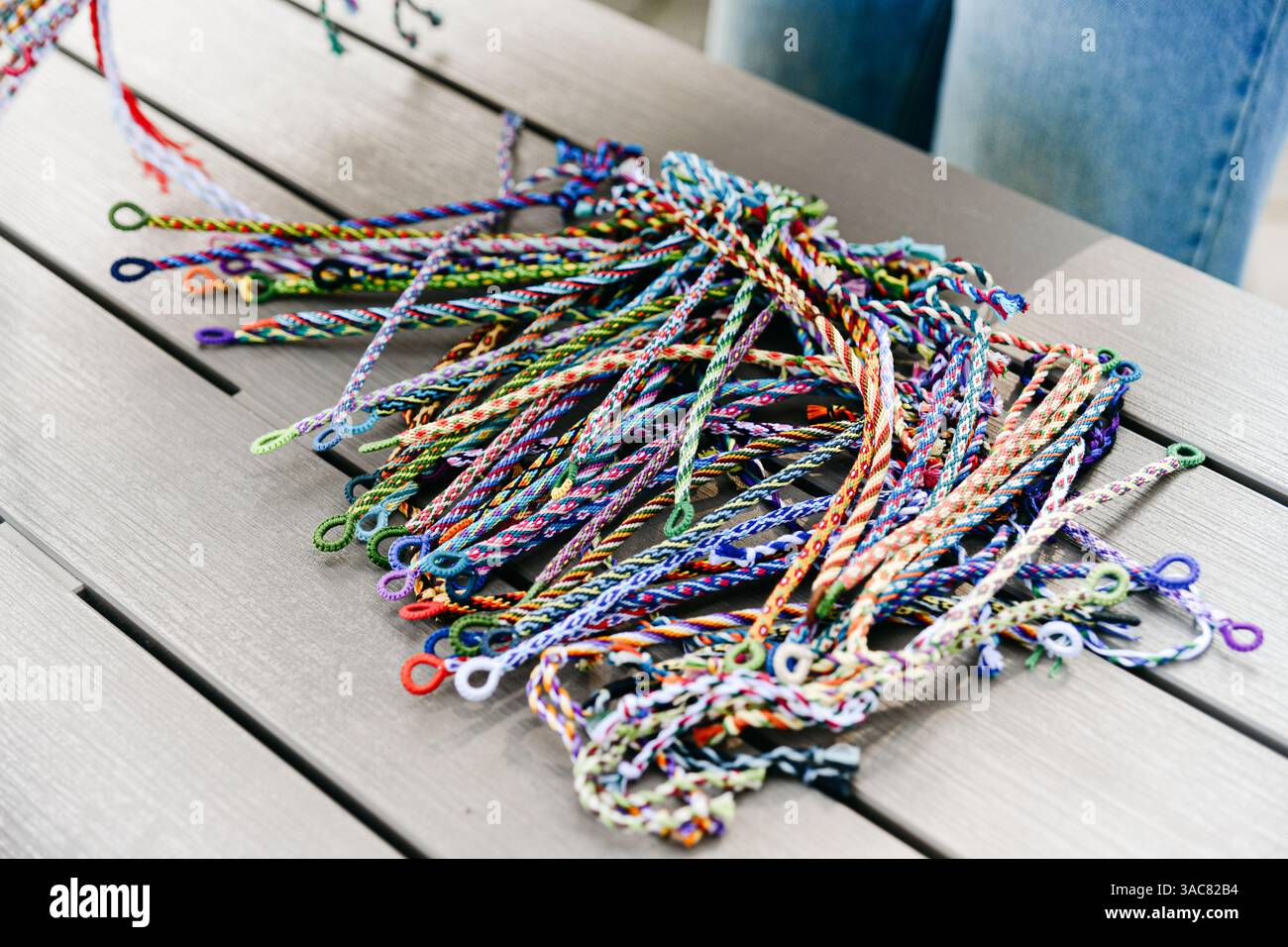 Braccialetto dell'amicizia in cotone colorato: sottile fascia da polso in corda - Italia