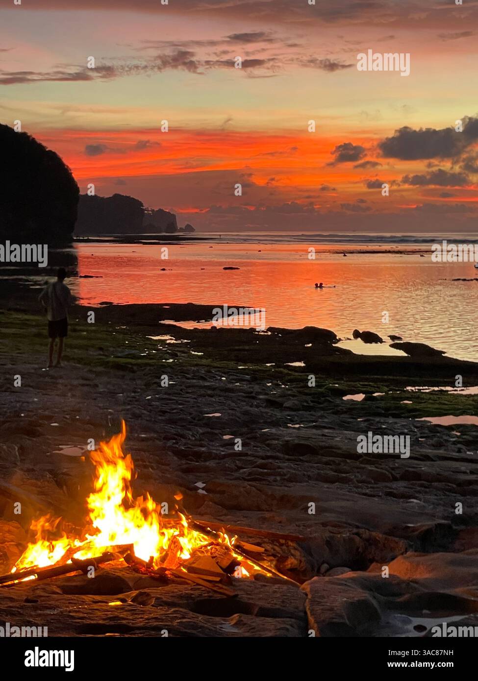 Splendido tramonto a Bali sulla spiaggia di Bingin a Uluwatu Foto Stock