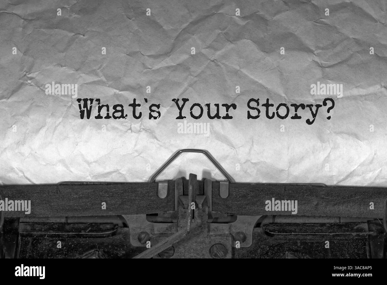 qual è la tua storia in primo piano di una frase digitata e centrata su un foglio di carta su una vecchia macchina da scrivere meccanica d'epoca? messaggio di testo Foto Stock