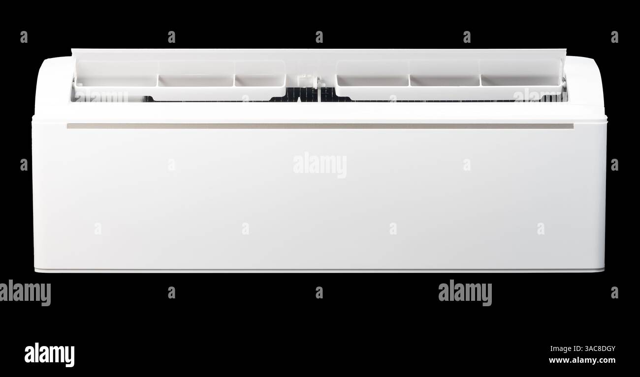 Unità a parete con condizionatore d'aria separato isolata su sfondo nero studio Foto Stock