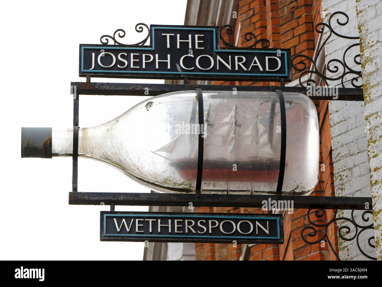 Cartello pub presso il Joseph Conrad - Wetherspoon Public House - Station Road, Lowestoft, Suffolk, East Anglia, Inghilterra, REGNO UNITO Foto Stock