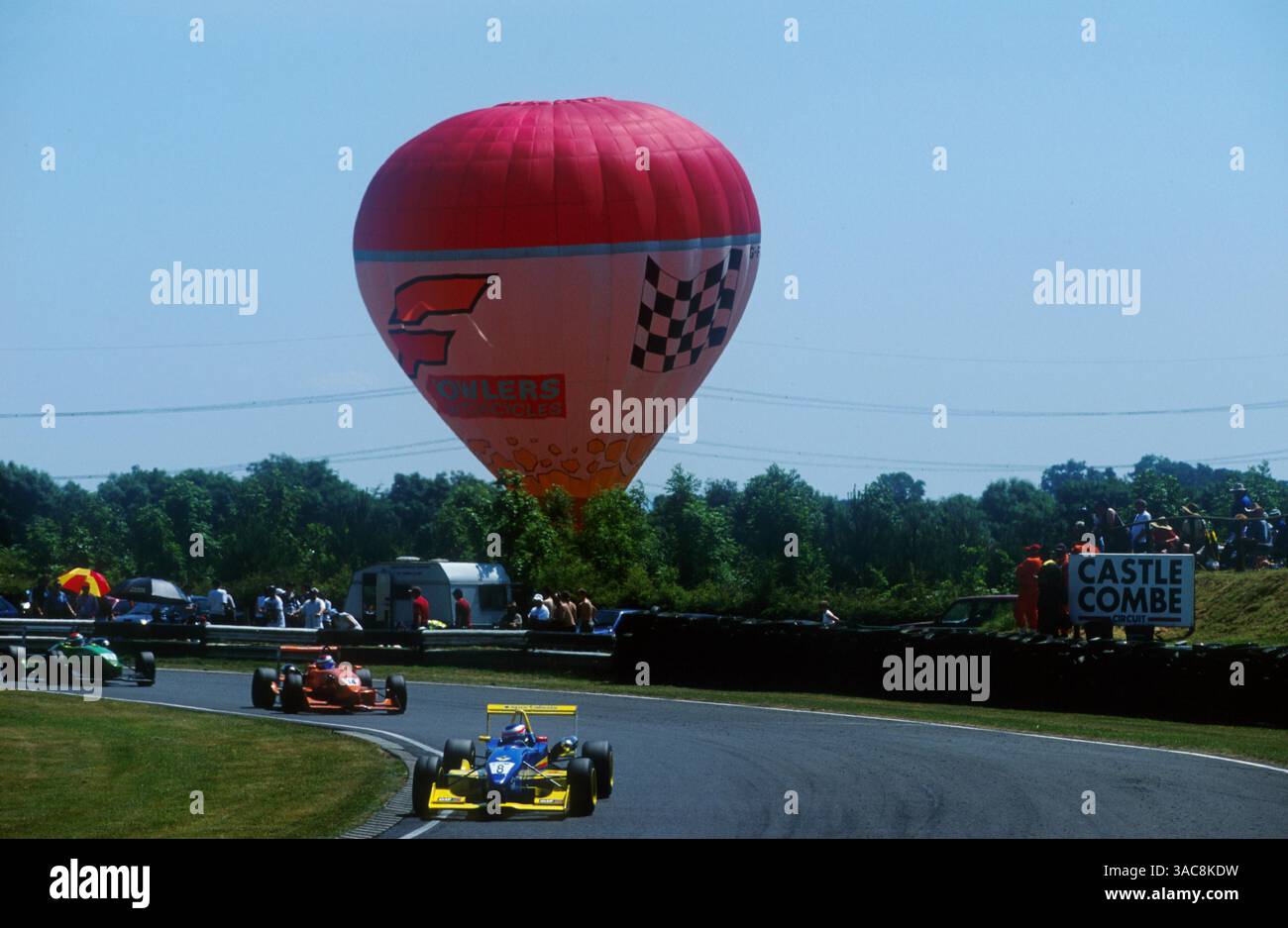 Gianmaria Brudi (ITA) Dallara F301 Renault Sodemo concluse undicesimo e undicesimo. La folla di 17000 persone è stata la più grande vista a Castle Coombe per la prima gara di F3 in trent'anni sul circuito. . British Formula Three Championship Rd 7 Castle Combe, Inghilterra, 24 giugno 2001..IMMAGINE migliore (Credit Image: ©Sutton Motorsports/ZUMA Press) Foto Stock