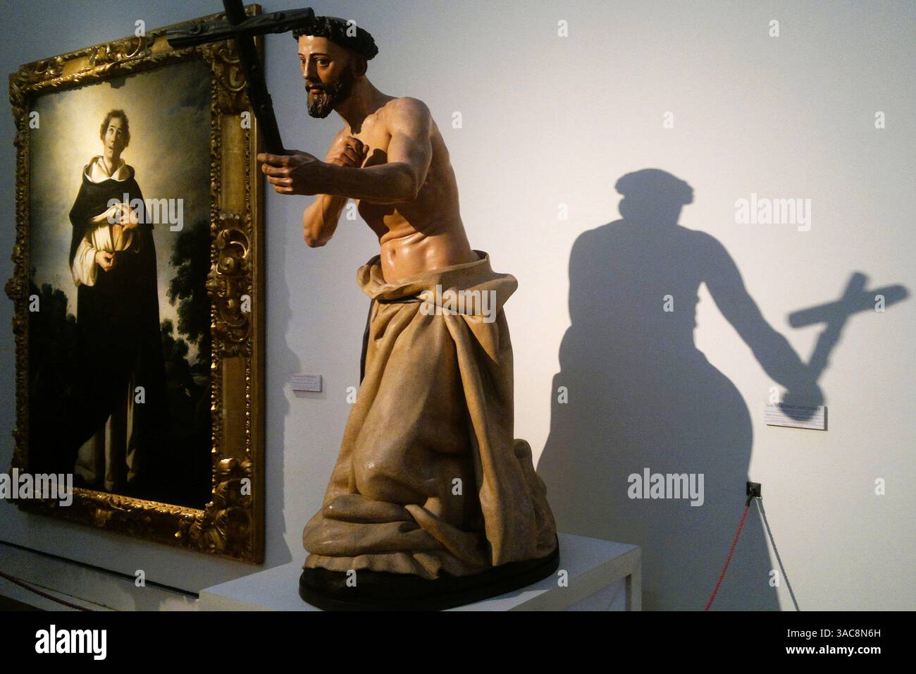 Museo Bellas Artes di Siviglia, Spagna. Sala d'arte barocca con San Domenico di Martinez Montanes e Enrique Suson di Zurbaran Foto Stock