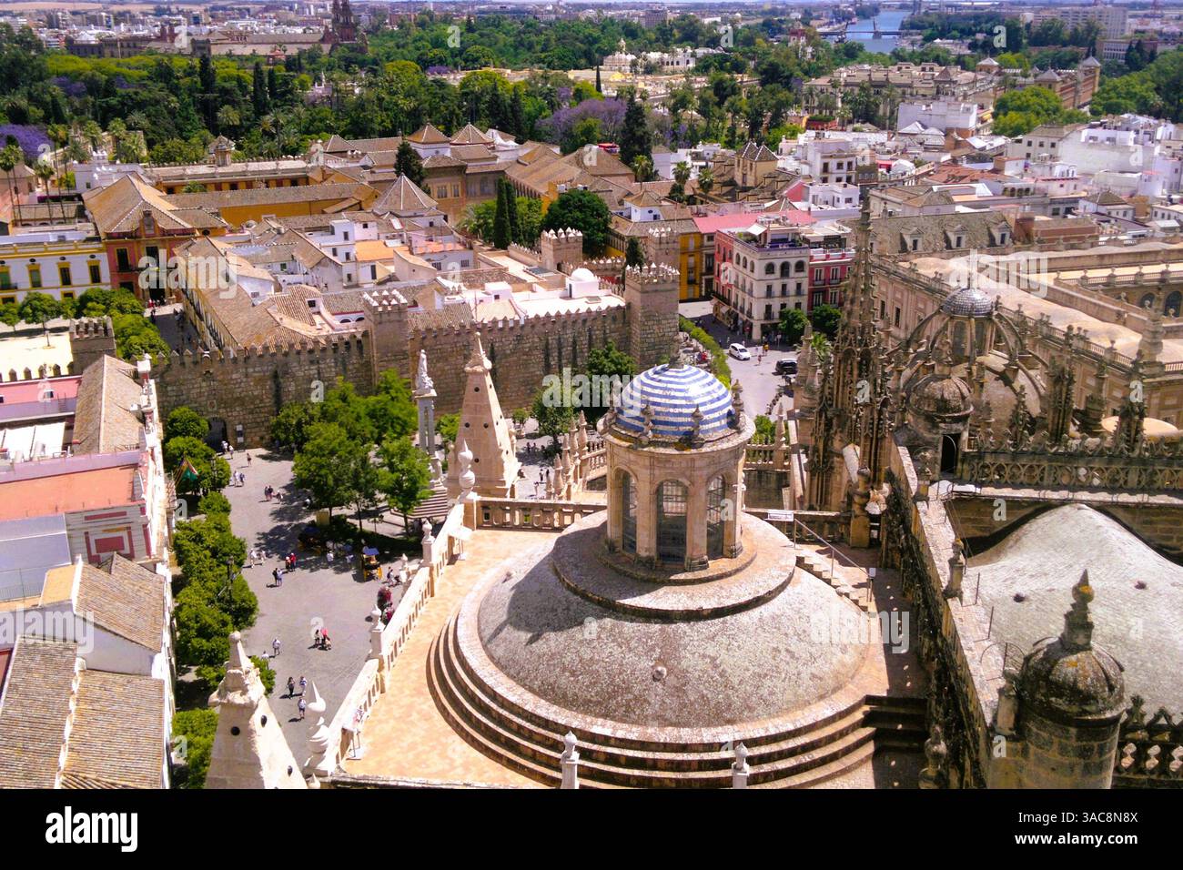Vista dall'alto del palazzo reale dell'Alcazar e dei tetti della cattedrale, vista dal campanile della Giralda. Siviglia, Spagna Foto Stock