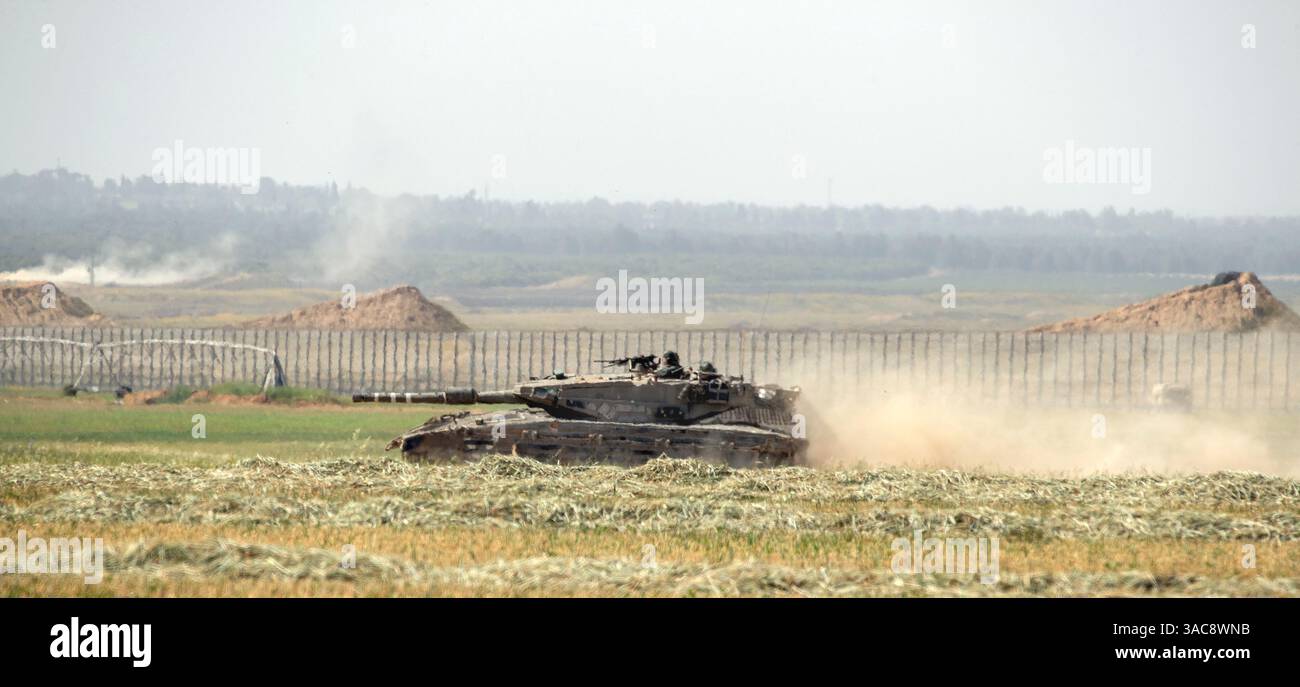 Israele meridionale, Israele. 3 aprile 2025. Un carro armato israeliano solleva polvere mentre si muove nel sud di Israele tornando in un'area di sosta avanzata vicino al confine con la striscia di Gaza meridionale (vista dietro) il 3 aprile 2025. Israele ha intensificato i combattimenti nel sud della Striscia di Gaza man mano che aumentano le zone di sicurezza all'interno della Striscia di Gaza, nel tentativo di aumentare la pressione su Hamas per liberare gli ostaggi israeliani detenuti dal 7 ottobre 2023. Foto di Jim Hollander/UPI credito: UPI/Alamy Live News Foto Stock