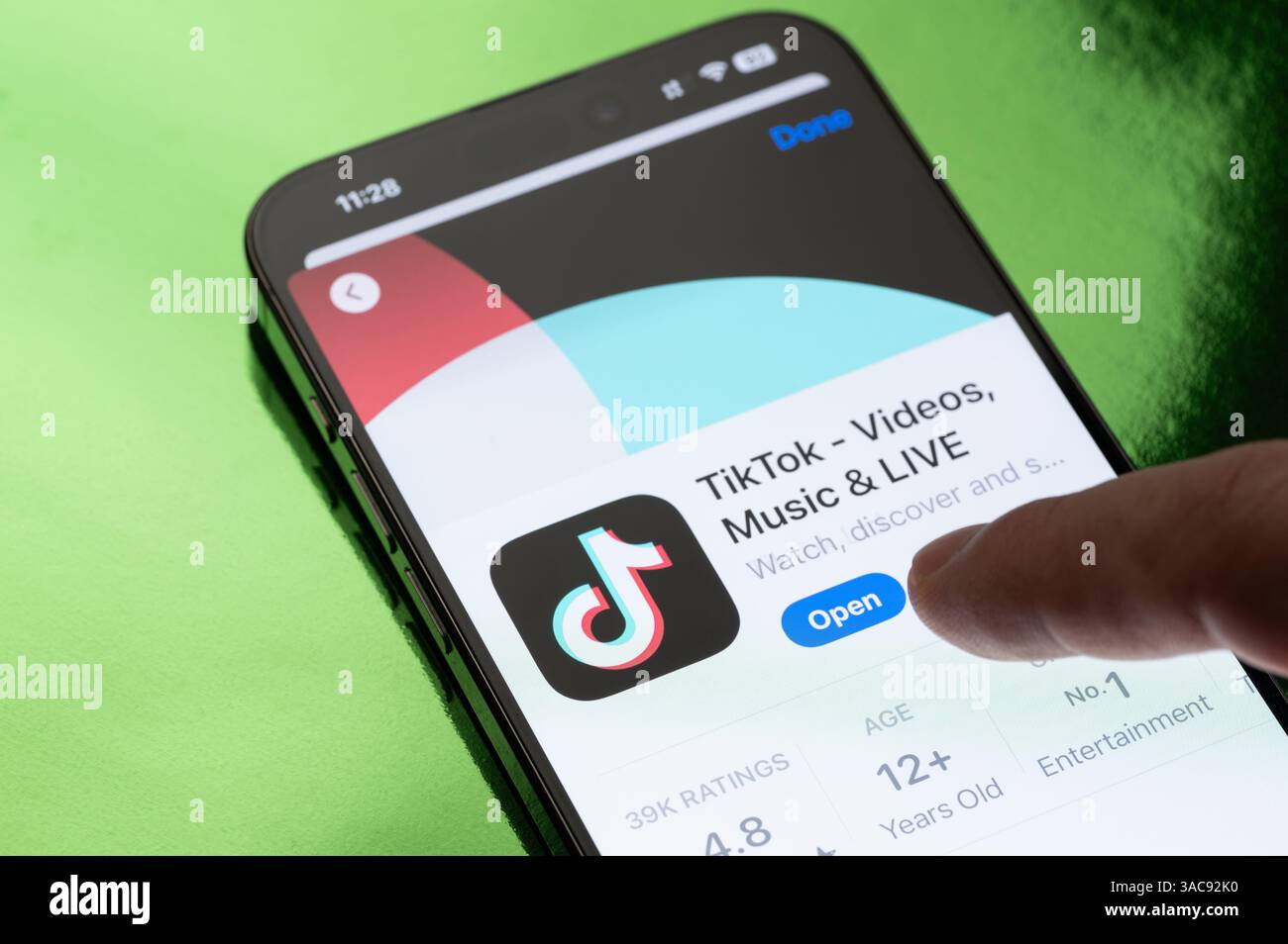 New York, USA - 30 marzo 2025: Apertura dell'app TikTok sullo schermo dello smartphone vista ravvicinata Foto Stock
