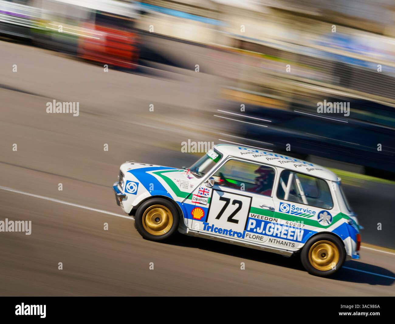 Una mini auto da corsa clubman, 82 Member Meeting testing, Goodwood Motor Circuit, West Sussex UK Foto Stock