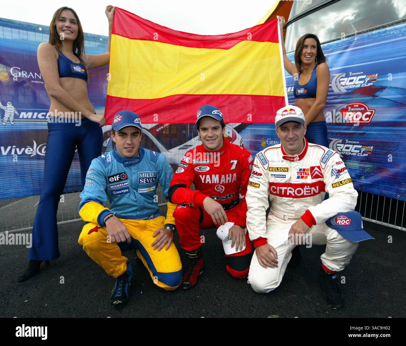 Team Spain (L-R) 2003 pilota Renault Fernando Alonso (ESP), pilota motociclistico Carlos Checa (ESP) e pilota Rally Jesus Puras (ESP)..Race of Champions, Gran Canaria, 1 dicembre 2002..IMMAGINE DIGITALE (Credit Image: ©Sutton Motorsports/ZUMA Press) Foto Stock