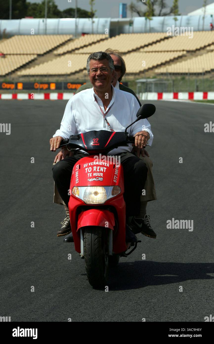Philippe Gurdjian (fra) dà a Jacques Laffitte (fra) un passaggio. ..Campionato del mondo di Formula 1, Rd5, Gran Premio di Spagna, preparativi, Barcellona, Spagna, 5 maggio 2005...IMMAGINE DIGITALE (immagine di credito: ©Sutton Motorsports/ZUMA Press) Foto Stock