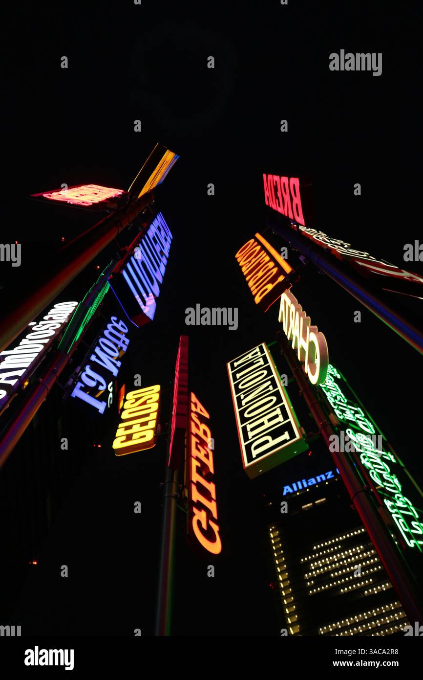 Collezione di insegne al neon d'epoca di notte Foto Stock