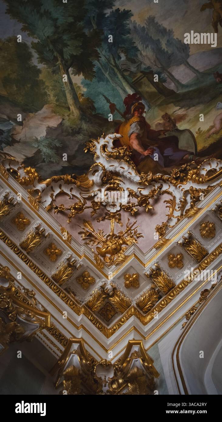 Soffitto decorato in oro stucco e affresco Foto Stock