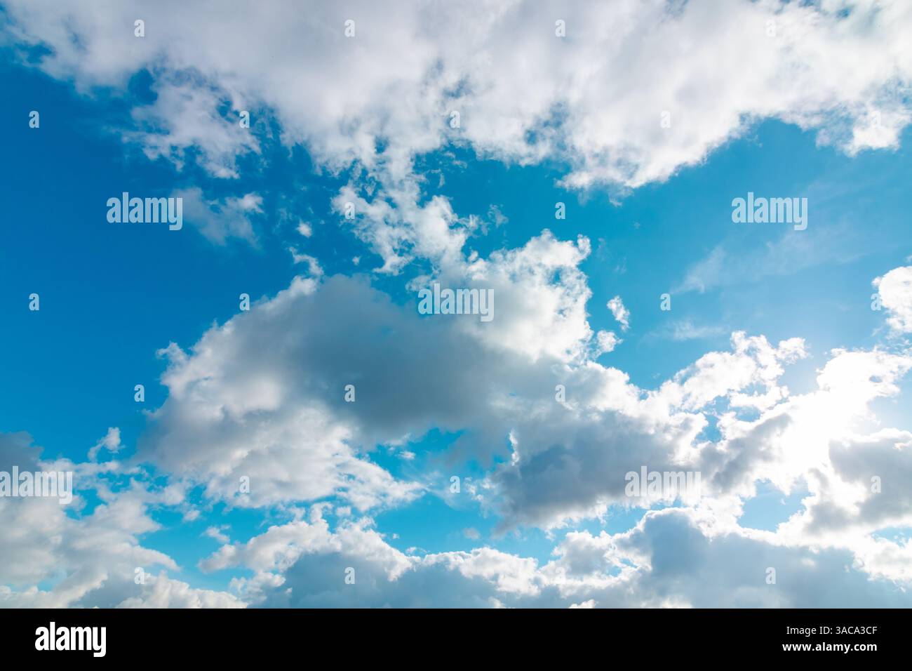 Foto panoramica di Sky. Un'armoniosa combinazione di nuvole morbide e tonalità blu chiare. Foto Stock