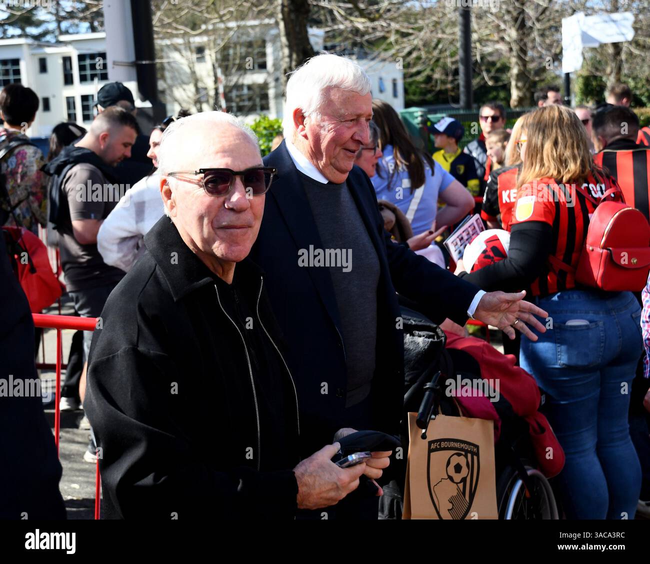 L'ex giocatore del Manchester City Mike Summerbee è visto arrivare al campo - AFC Bournemouth contro Manchester City, i quarti di finale della Coppa degli Emirati, Vitality Stadium, Bournemouth, Regno Unito - 30 marzo 2025 solo uso editoriale - si applicano restrizioni DataCo Foto Stock
