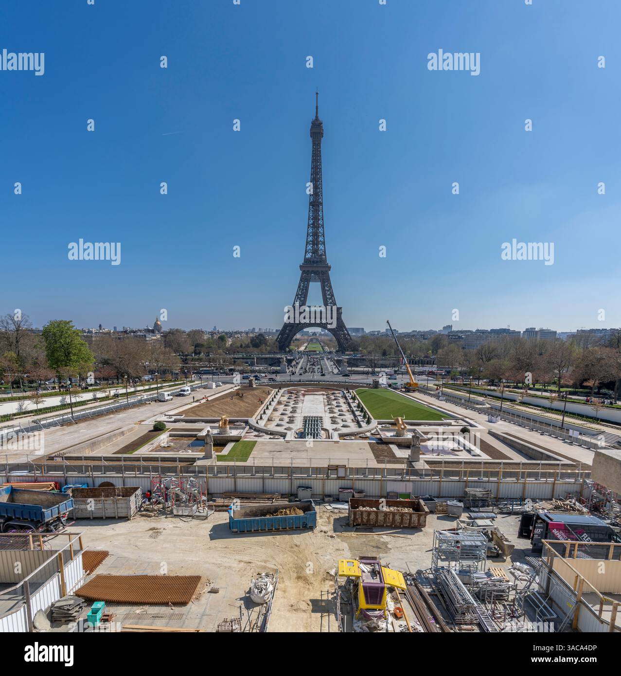 Parigi, Francia - 03 31 2025: Vista panoramica della Torre Eiffel dalla spianata del Trocadero durante i lavori di restauro Foto Stock
