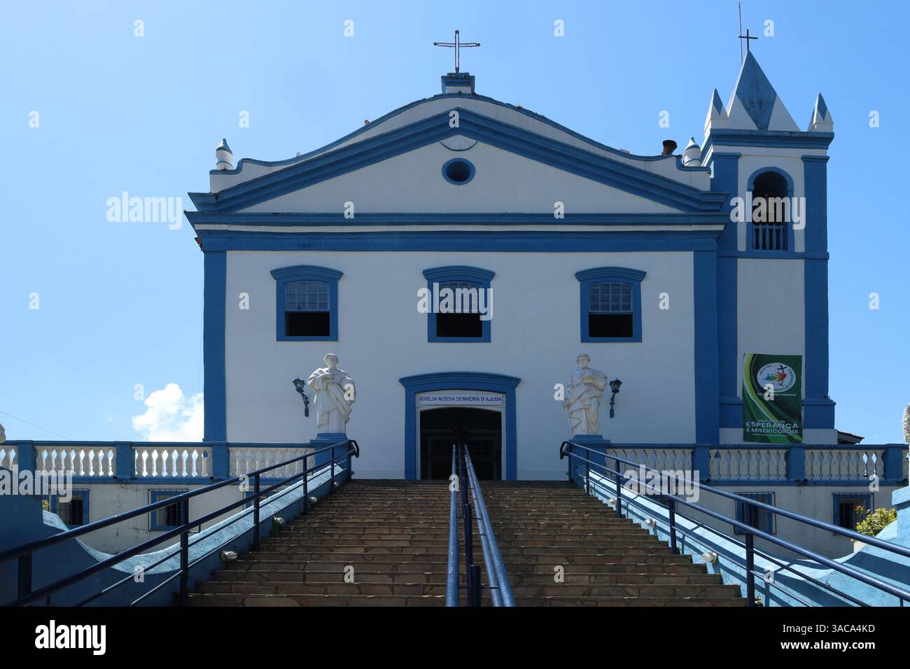 Chiesa parrocchiale di nostra Signora dell'aiuto, isola di Ilhabela, Brasile - graziosa chiesa bianca e blu del XVIII secolo con la sua scalinata fiancheggiata da sculture Foto Stock