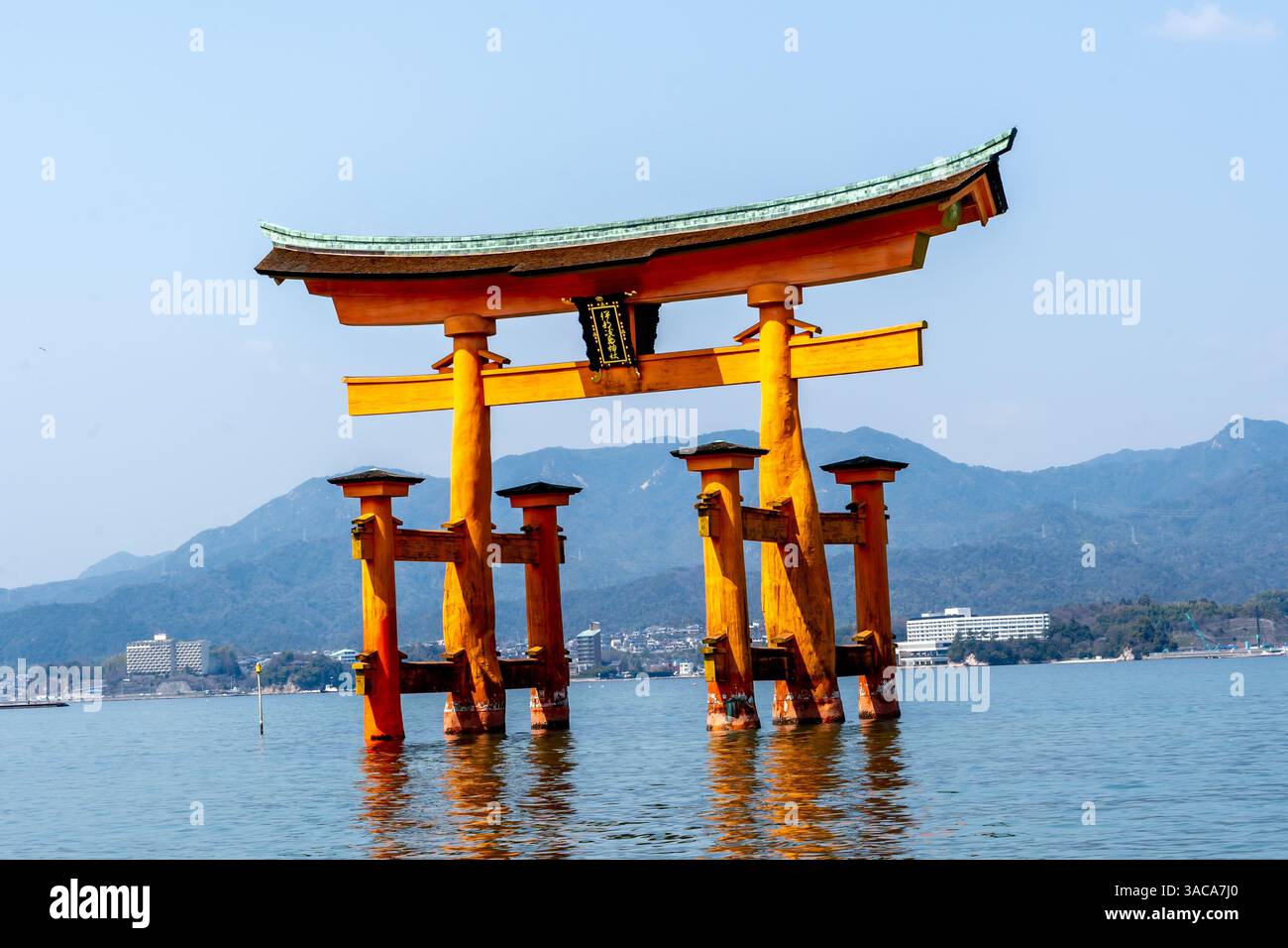 Floating torii gate in the water at Itsukushima Shrine (segno di cancello recita Itsukushima Shrine) in Hiroshima, Giappone. Foto Stock
