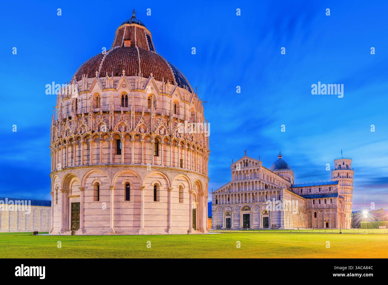 Pisa, Italia. Il Battistero, la Cattedrale di Pisa con la Torre Pendente di Pisa. Foto Stock