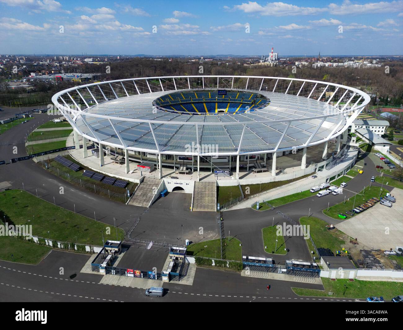 Chorzów, POLONIA - 2 APRILE 2025: Vista aerea dello stadio di calcio e sportivo "Śląski" di Chorzów, catturato da un drone al tramonto. Foto Stock