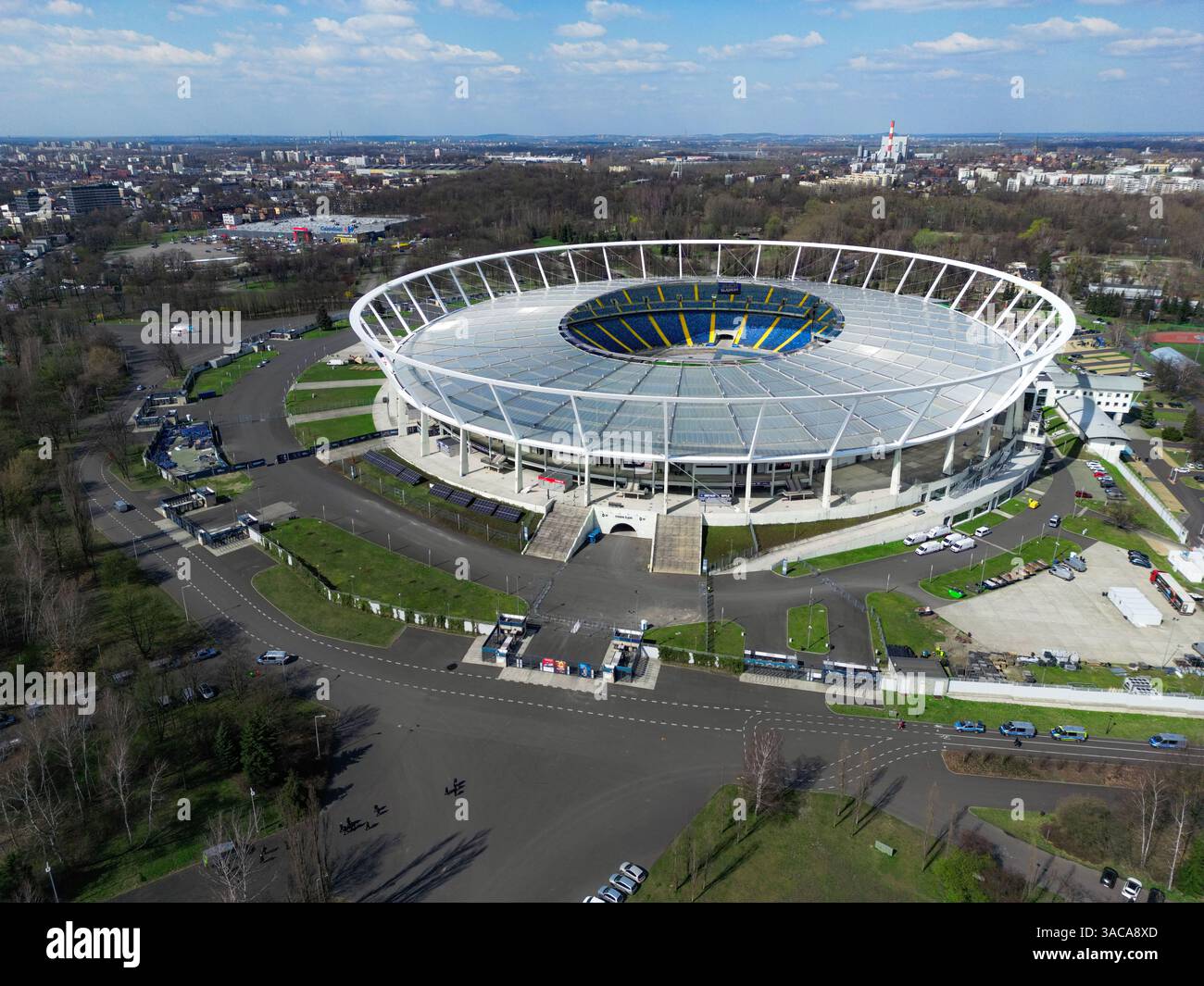 Chorzów, POLONIA - 2 APRILE 2025: Vista aerea dello stadio di calcio e sportivo "Śląski" di Chorzów, catturato da un drone al tramonto. Foto Stock
