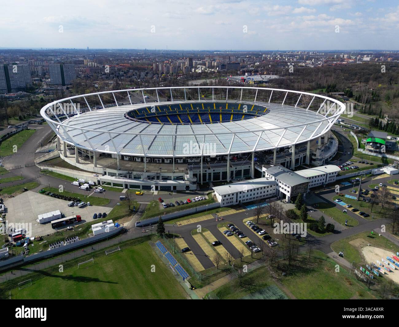 Chorzów, POLONIA - 2 APRILE 2025: Vista aerea dello stadio di calcio e sportivo "Śląski" di Chorzów, catturato da un drone al tramonto. Foto Stock