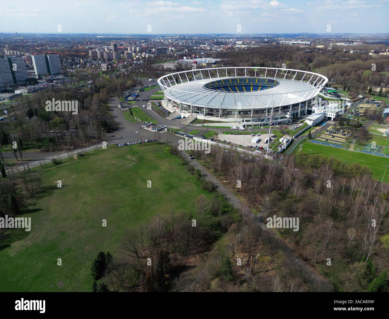 Chorzów, POLONIA - 2 APRILE 2025: Vista aerea dello stadio di calcio e sportivo "Śląski" di Chorzów, catturato da un drone al tramonto. Foto Stock