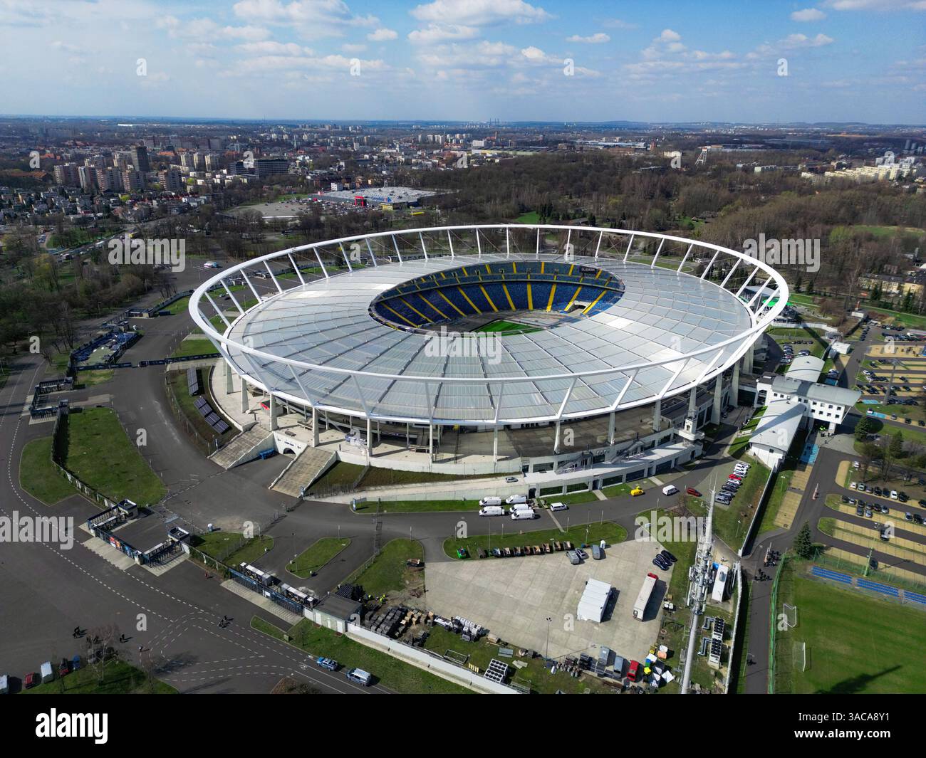 Chorzów, POLONIA - 2 APRILE 2025: Vista aerea dello stadio di calcio e sportivo "Śląski" di Chorzów, catturato da un drone al tramonto. Foto Stock