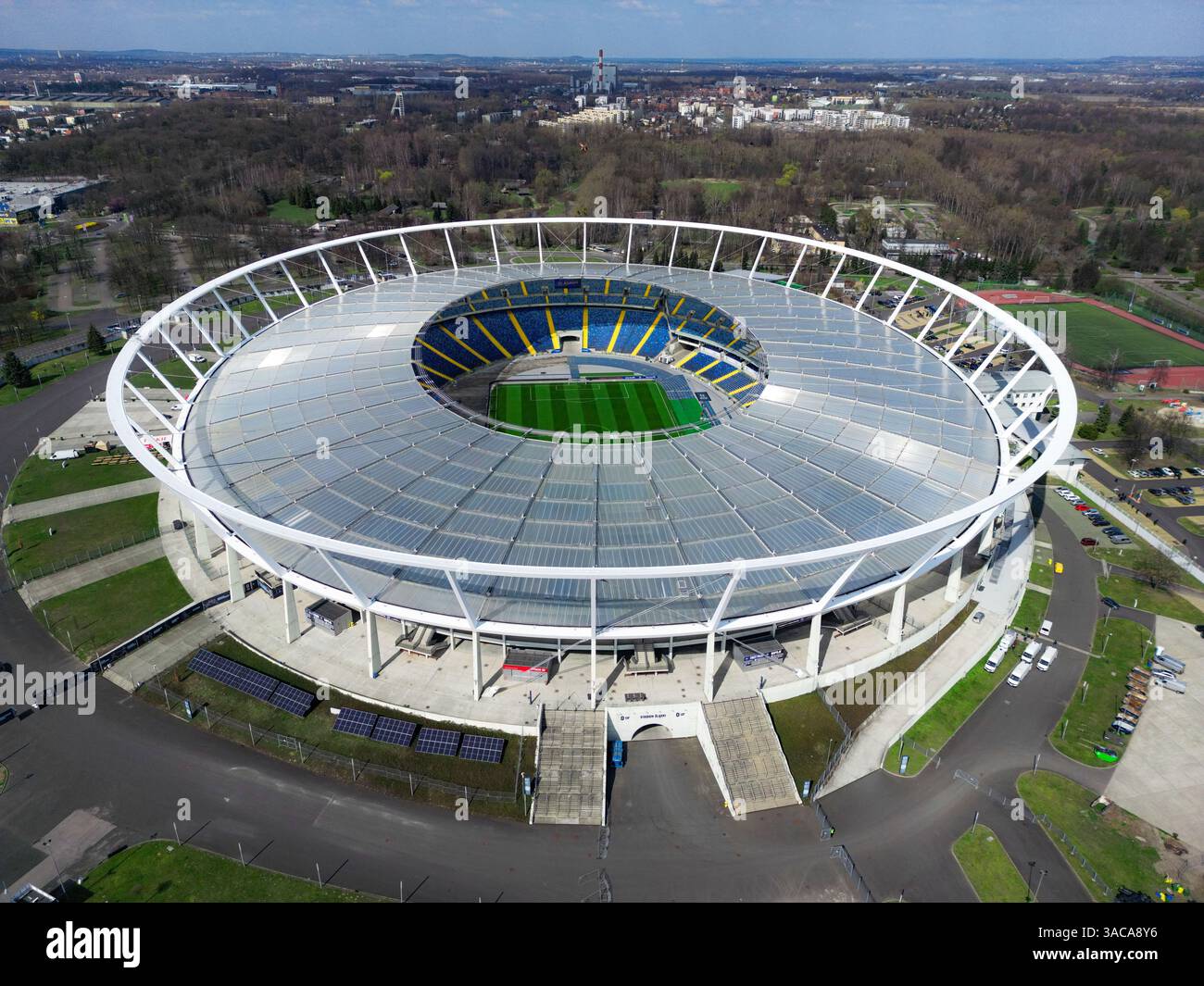 Chorzów, POLONIA - 2 APRILE 2025: Vista aerea dello stadio di calcio e sportivo "Śląski" di Chorzów, catturato da un drone al tramonto. Foto Stock