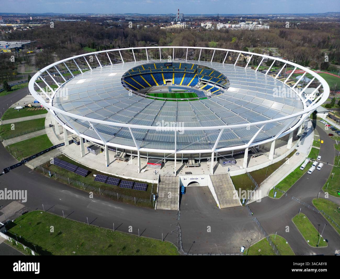 Chorzów, POLONIA - 2 APRILE 2025: Vista aerea dello stadio di calcio e sportivo "Śląski" di Chorzów, catturato da un drone al tramonto. Foto Stock