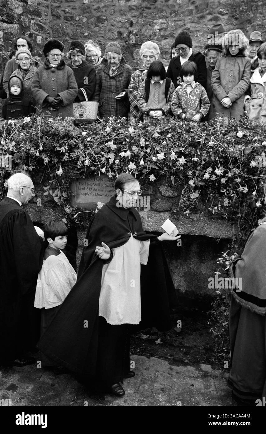 Benedizione al pozzo di St Ia (noto anche come Venton EIA, pozzo di St EIA, Venton Ia Well ) vicino a Porthmeor Beach, St Ives, Cornovaglia, Inghilterra 11 febbraio 1975 1970s Regno Unito. Il pozzo è benedetto prima dell'inizio dell'annuale festa del martedì grasso, che si svolge con la palla d'argento. HOMER SYKES Foto Stock
