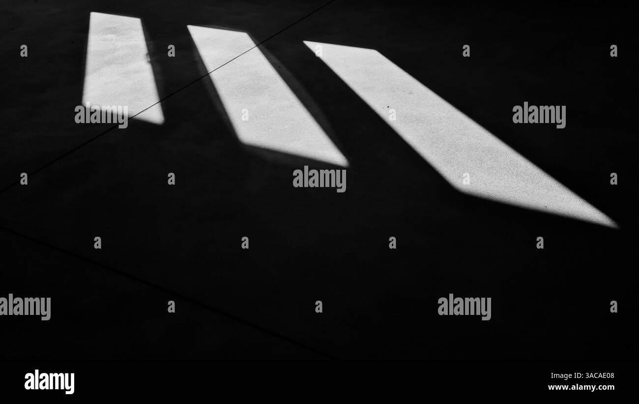 Riflessi illuminati dal sole – luce e ombra in uno spazio vuoto Foto Stock