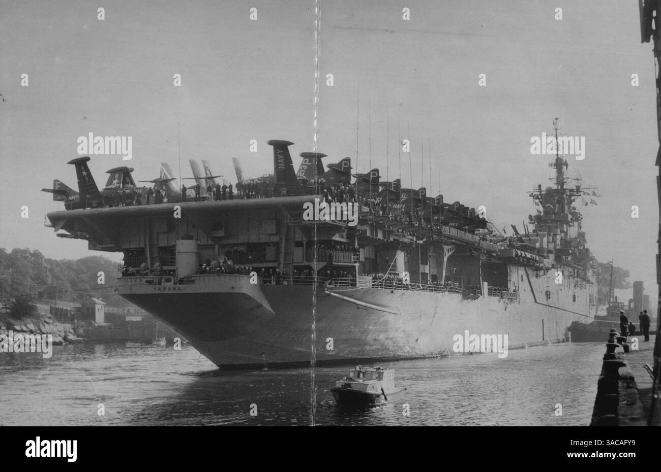 Portaerei STATUNITENSE Tarawa, ormeggiata a Woolloomooloo oggi. Gli aerei da trasporto con ali ripiegate possono essere visti sul ponte di volo. Tarawa è qui per partecipare Foto Stock