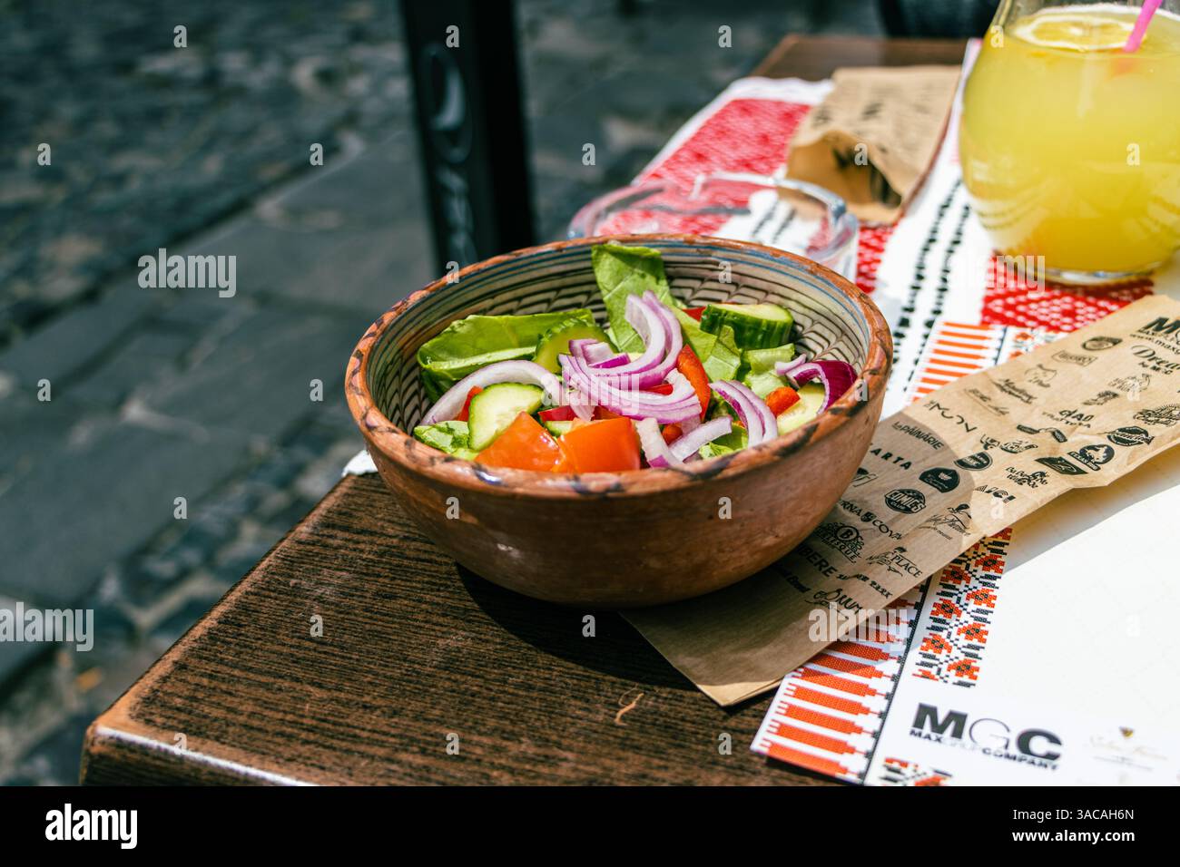 Bucarest. Romania. Insalata tradizionale rumena. Ingredienti freschi e formaggio bianco rumeno telemea per insalata nel recipiente. Foto Stock