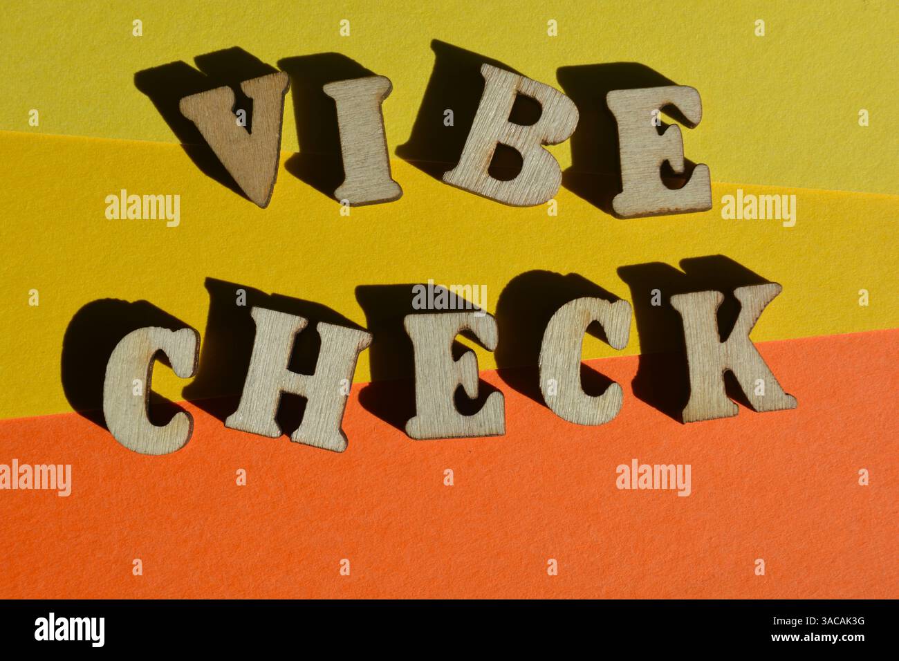 Vibe Check, parole in lettere alfabetiche di legno isolate sullo sfondo come titolo del banner Foto Stock