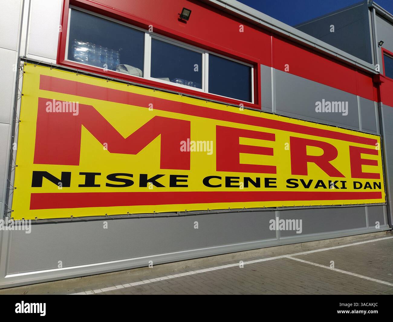 MERE discounter catene di negozi, Ruma, Serbia, 15 aprile 2022. Iscrizione - Prezzi bassi tutti i giorni. Facciata del supermercato con logo e marca SEMPLICE. FO Foto Stock