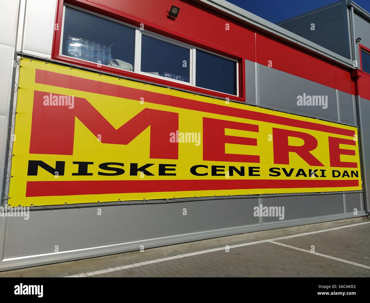 MERE discounter catene di negozi, Ruma, Serbia, 15 aprile 2022. Iscrizione - Prezzi bassi tutti i giorni. Facciata del supermercato con logo e marca SEMPLICE. FO Foto Stock