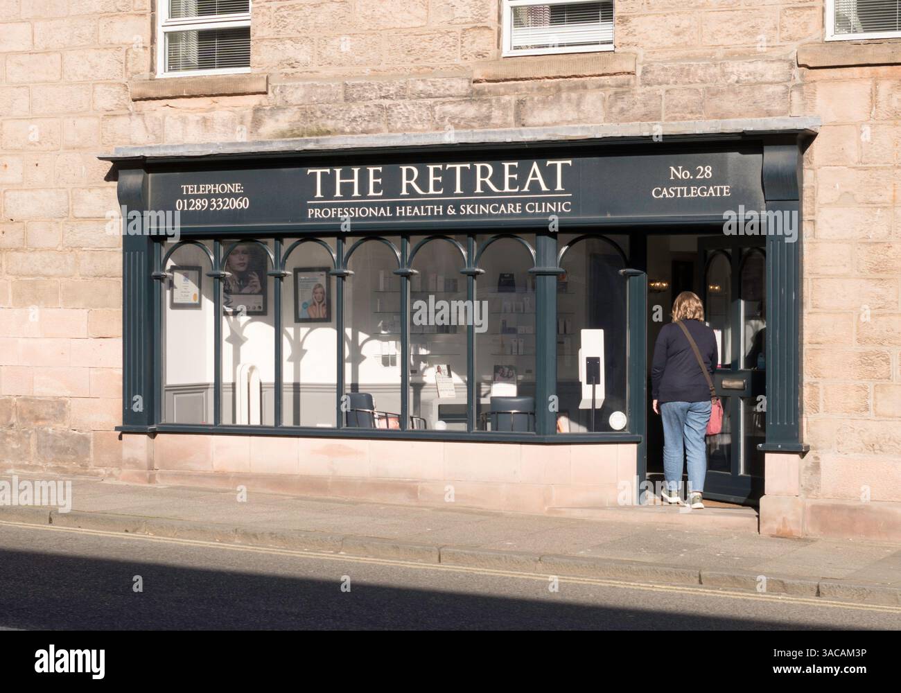 Donna che entra nella clinica Retreat Health and Beauty di Berwick upon Tweed, Northumberland, Inghilterra, Regno Unito Foto Stock