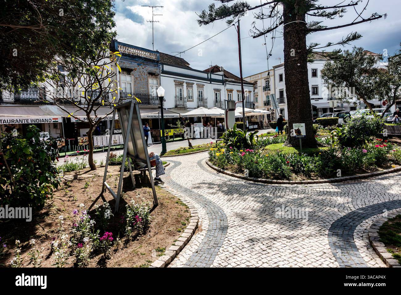 Un parco fiorito nel centro di Tavira, in Portogallo. Foto Stock