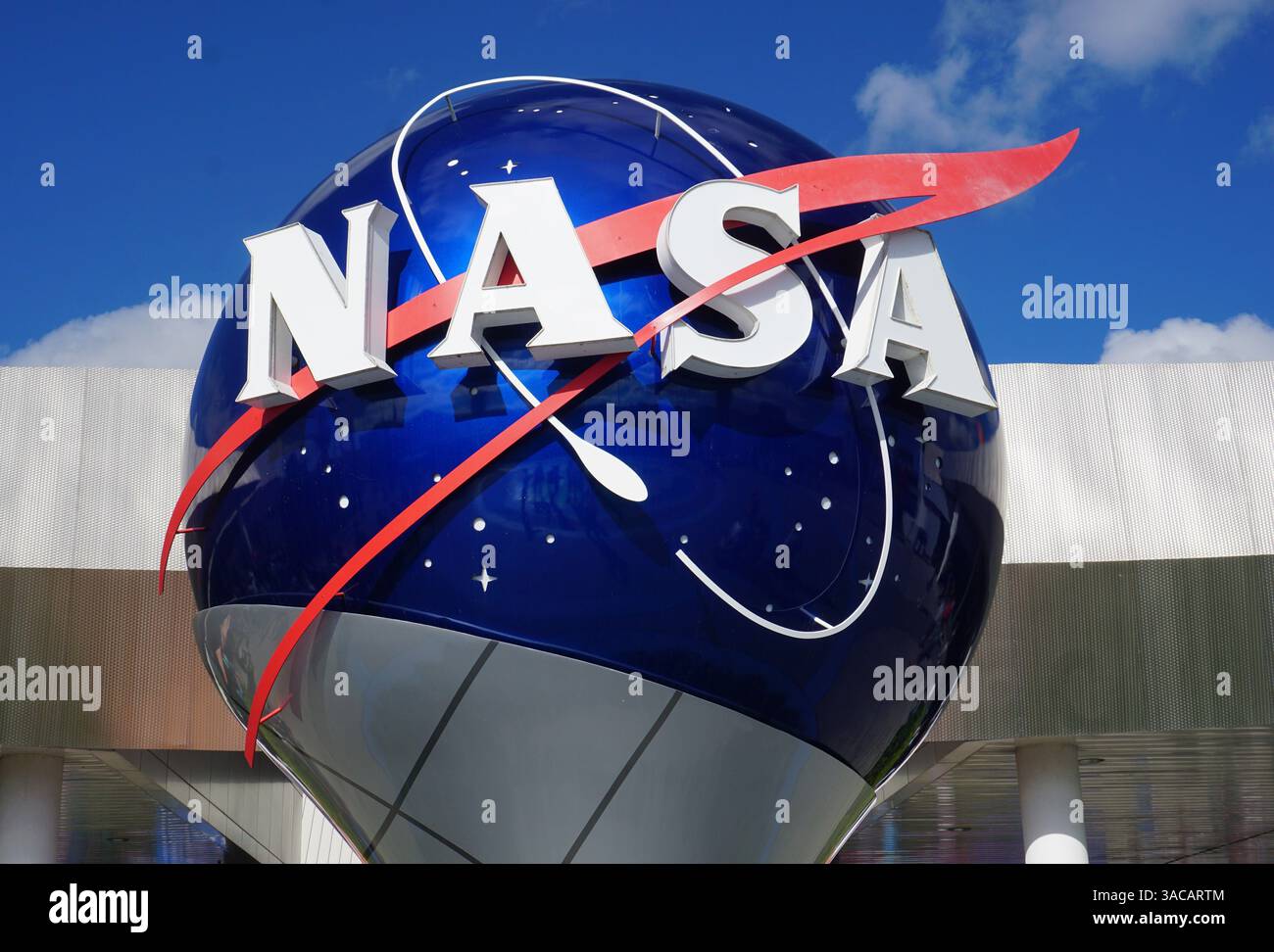 Primo piano dell'iconico logo della NASA in bianco su un globo metallico blu al Kennedy Space Center, Cape Canaveral, Florida, Stati Uniti d'America Foto Stock