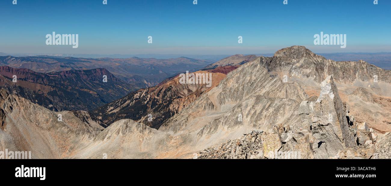 Capitol Peak (138 m) in una giornata d'autunno limpida. La foto è stata scattata dalla cima della Snowmass Mountain (105 m) nella Elk Range del Colorado. Foto Stock