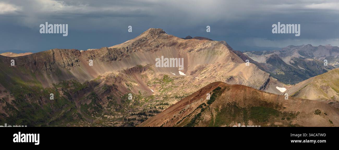 Purple Mountain illuminata con luce soffusa in una tempesta tarda mattinata d'estate. Purple è la vetta più settentrionale del Ruby Range vicino a Crested Butte CO. Foto Stock