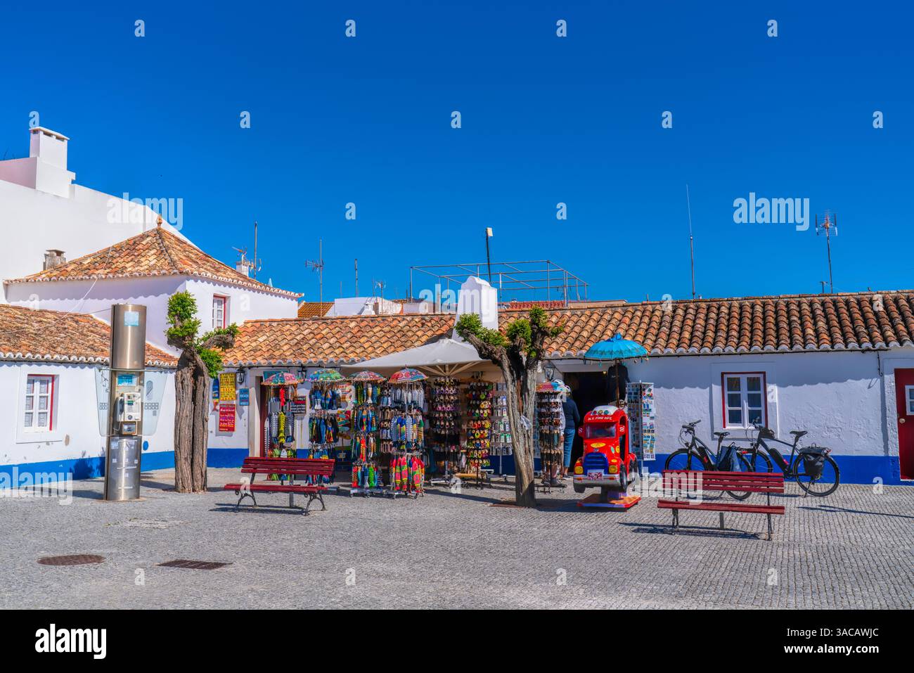 Fai shopping nella piazza principale di Porto Covo, Sines, sulla costa occidentale dell'Alentejo del Portogallo Foto Stock