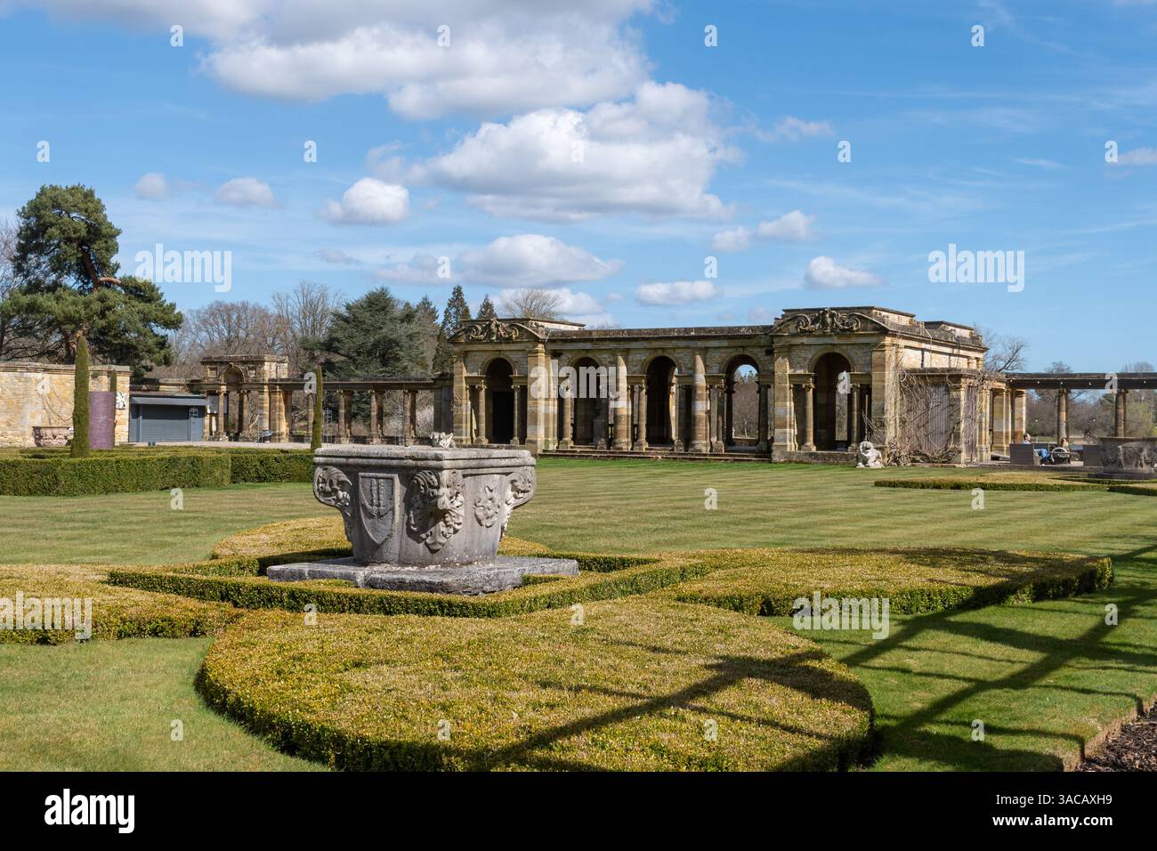 Vista del giardino all'italiana e della loggia del castello di Hever in una giornata di primavera soleggiata, Kent, Inghilterra, Regno Unito Foto Stock